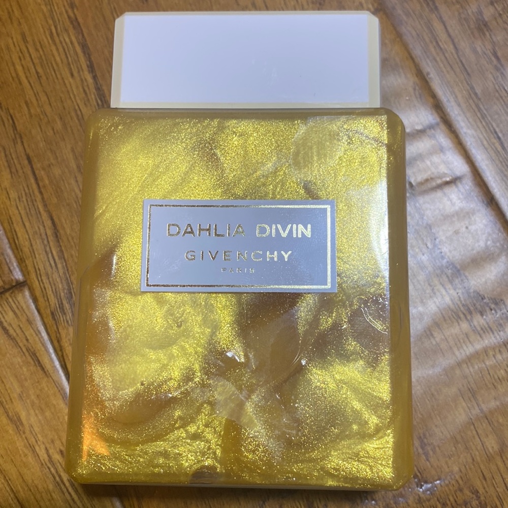 Givenchy Dahlia Divin skin dew